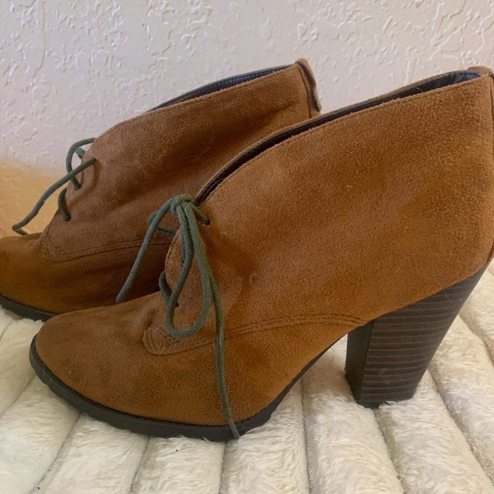 Vintage shoes. Soda high heel booties stacked tie. Size 8